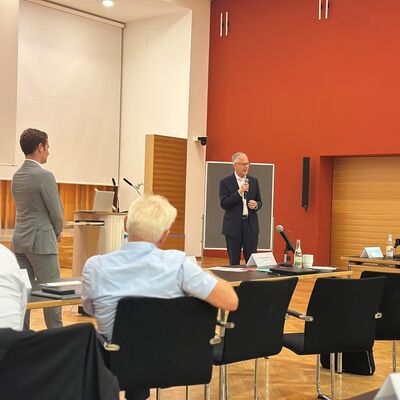 Dr. Vornhusen, DB Konzernbevollmächtigter der Deutschen Bahn, gab eine Einführung