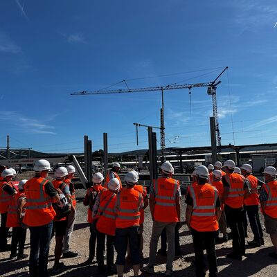 Teilnehmergruppe am Tag der Schiene blickt auf den Bahnhof Gelnhausen