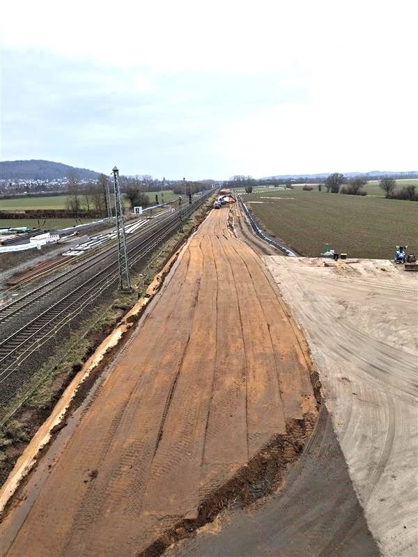 Erdaufschüttungen neben dem bestehenden Bahndamm