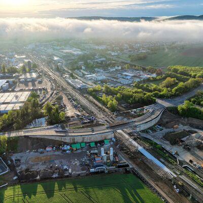 Luftbild der abgerissenen Brücke und der Hilfsbrücke an der L 3202