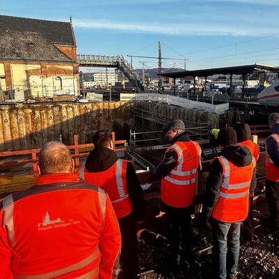 Die Besuchergruppe blickt auf die Baustelle
