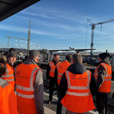 Die Besuchergruppe, gemeinsam mit dem DB-Projektleiter auf einem Bahnsteig