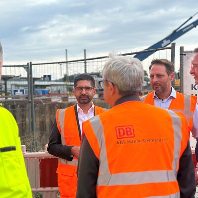 Staatsminister Mansoori und mehrere Personen an der Baustelle