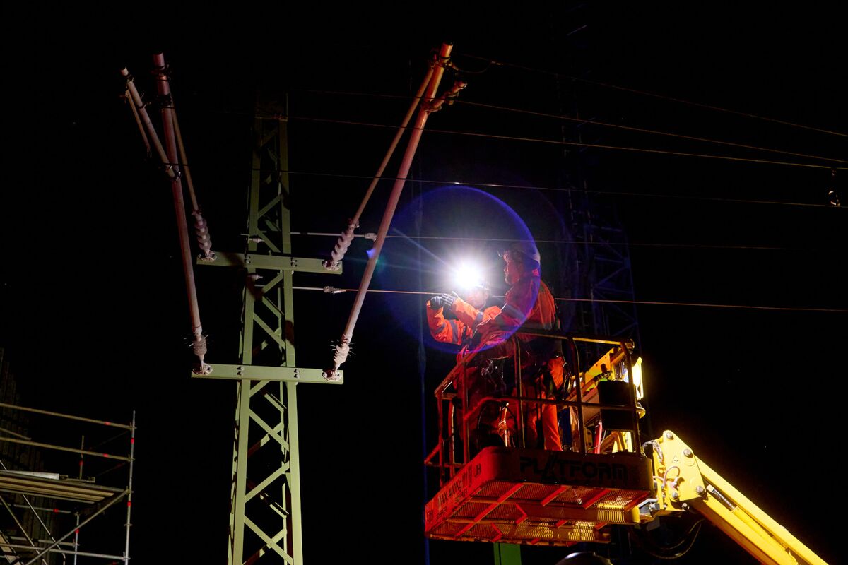 Nächtliche Oberleitungsarbeiten am Gleis