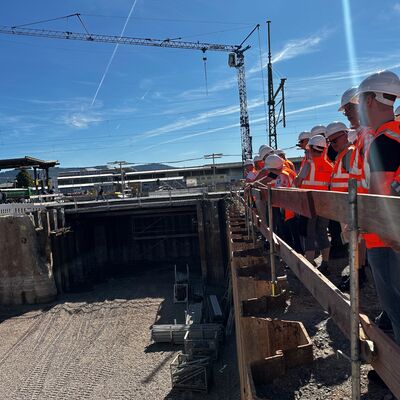 Besucherinnen und Besucher die ein Bauwerk begutachten