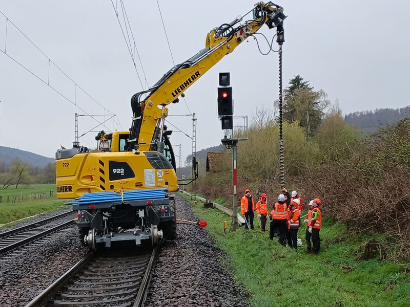 Eine Gruppe von Arbeiter:innen begleiten die Baugrunderkundungen