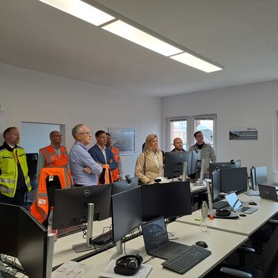 Staatsminister Mansoori und mehrere Personen im Baubüro