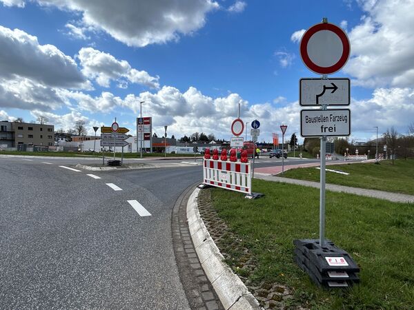 Bild der Straßensperrung an der K898 in Linsengericht