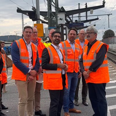 Staatsminister Mansoori und mehrere Personen an der Baustelle