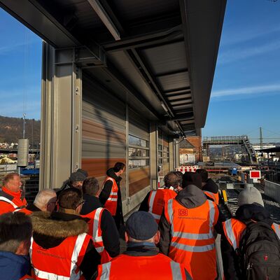 Eine Besuchergruppe auf einem Bahnsteig