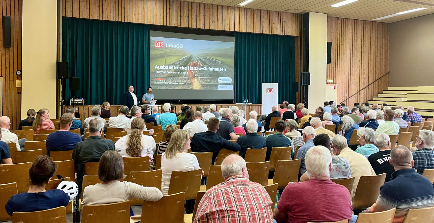 In einer Tunrhalle präsentieren Wolf-Dieter Tigges, Leiter Technik, und Dr. Grischa Maaß, DB-Projektleiter, den aktuellen Baufortschritt.
