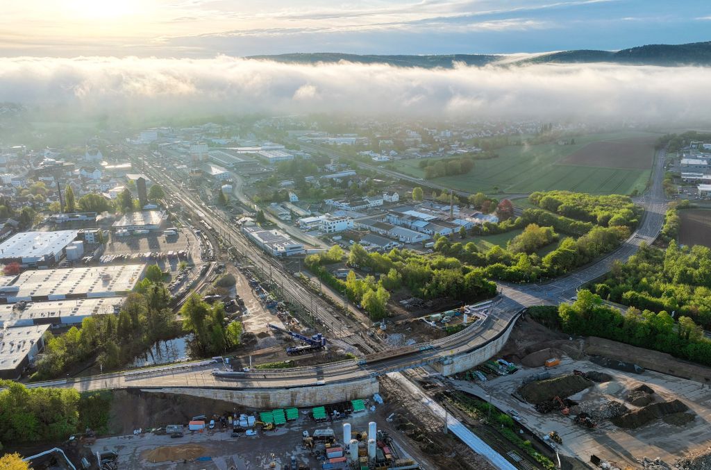 Luftbild der Brückenbaustelle an der Landesstraße L 3202 in Gelnhausen