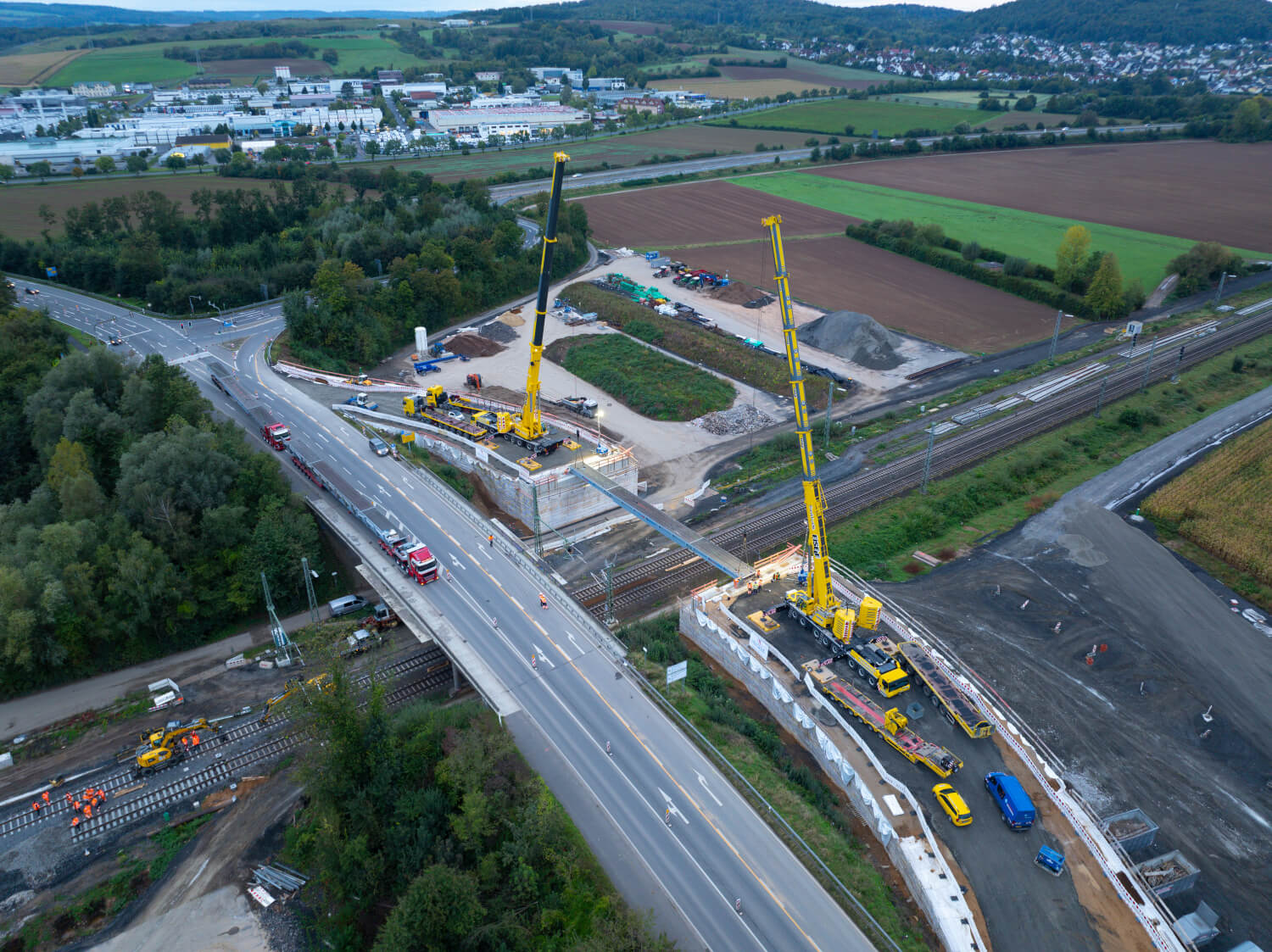 Zwei Mobilkräne heben die Brückenelemente der provisorischen Hilfsbrücke ein.