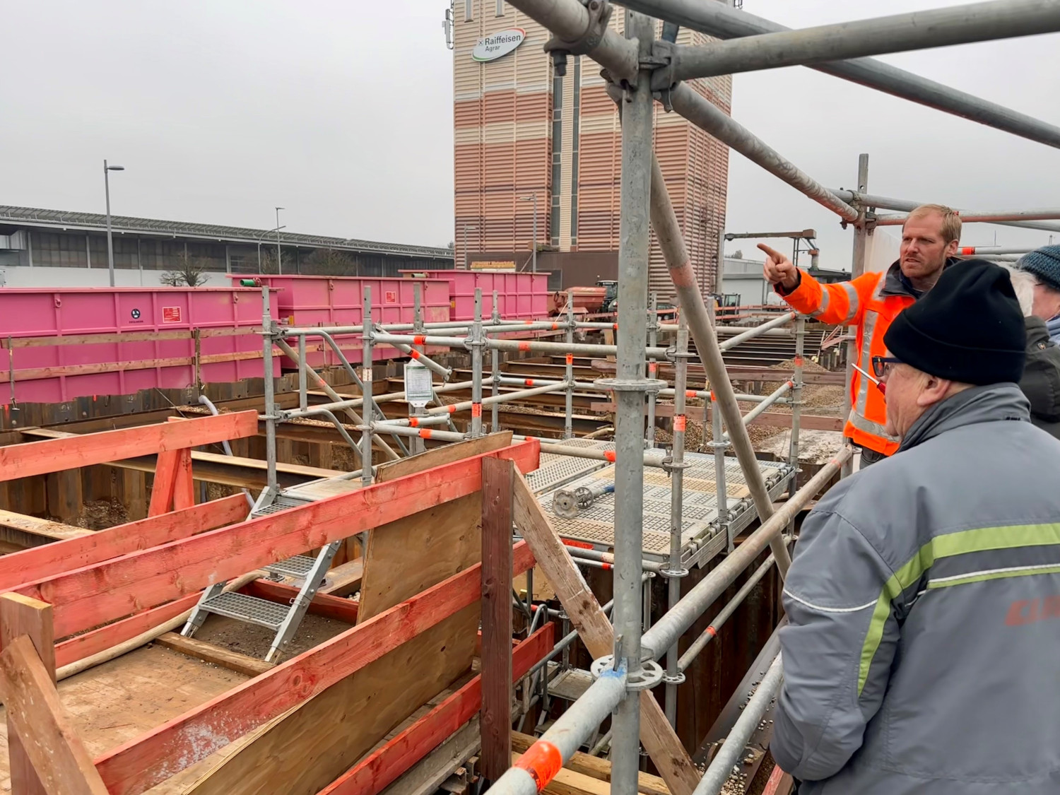 Carsten Rohmann mit Führungsteilnehmern an der Baustelle der neuen Personenunterführung