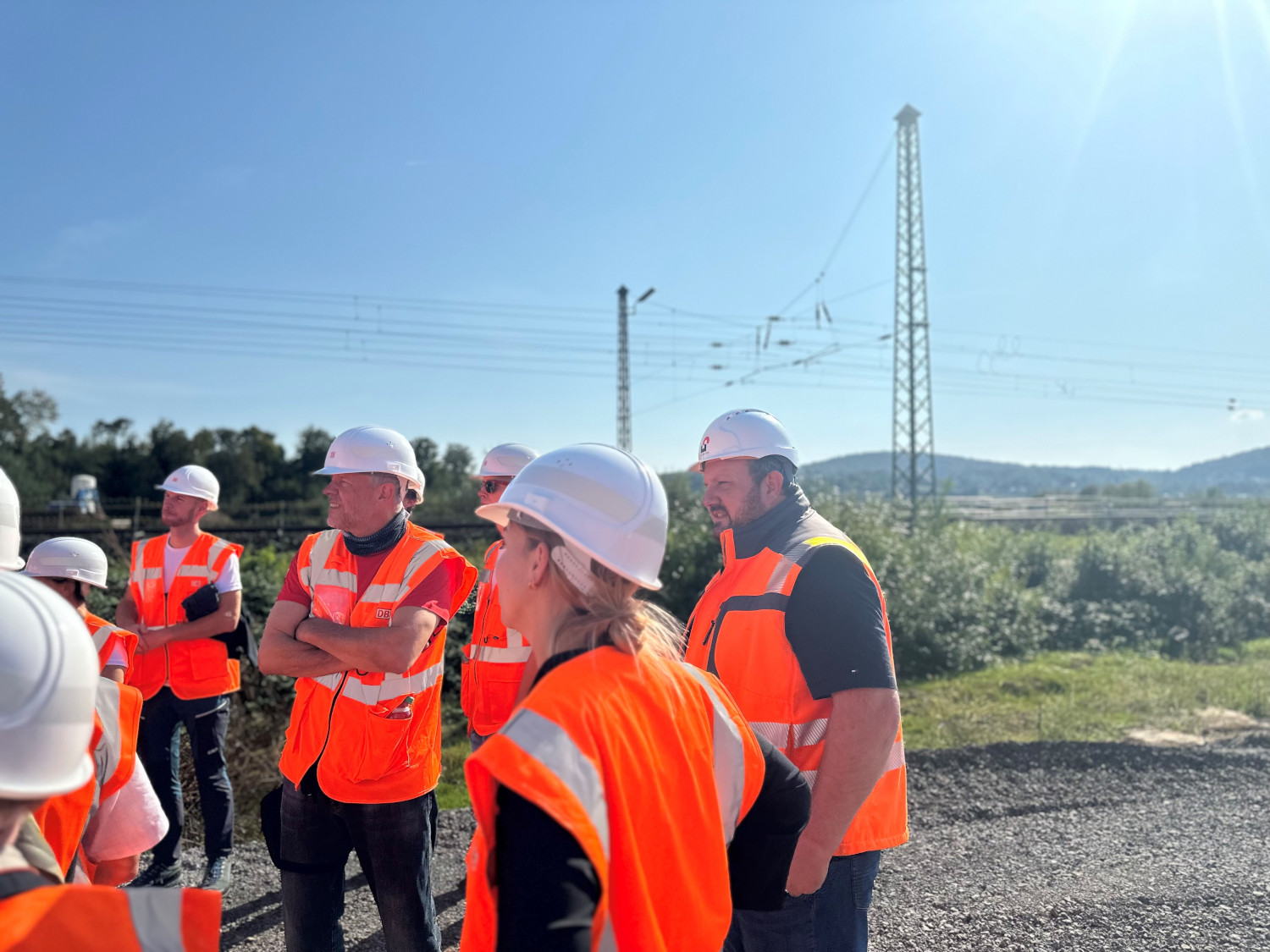 Die Besuchergruppe in Warnwesten und Helmen
